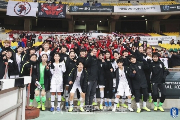 2019 동아시안컵 여자축구 2차전 대만과 겨뤄 승리 후 기뻐하고 있는 대표팀./ 출처 : 대한축구협회