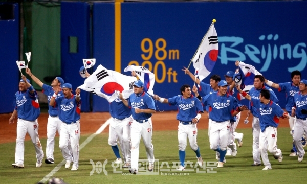 2008 베이징 올림픽 야구 결승전 승리 이후 선수단이 세레모니를 하고 있다. / 출처 : 대한체육회 홈페이지