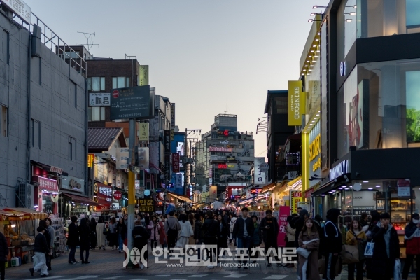 2019년 홍대 거리의 모습. 출처 : Unsplash