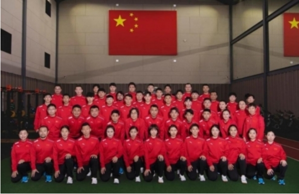 임효준(위에서 세 번째줄, 오른쪽에서 다섯 번째)이 포함된 중국 쇼트트랙 국가대표팀 사진출처 - 중국빙상경기연맹 제공